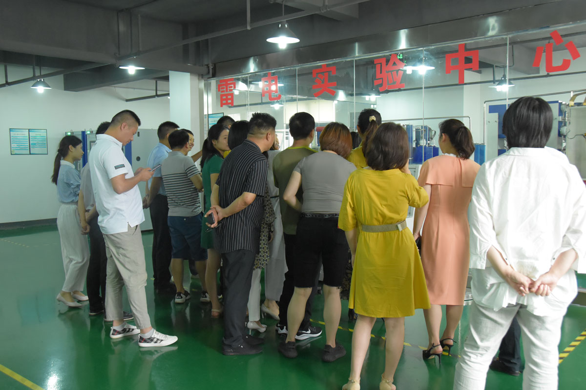 瑞士维多利亚大学MBA15-16班同学莅临DUOBAO.COM多宝体育(中国大陆)科技公司防雷考察交流